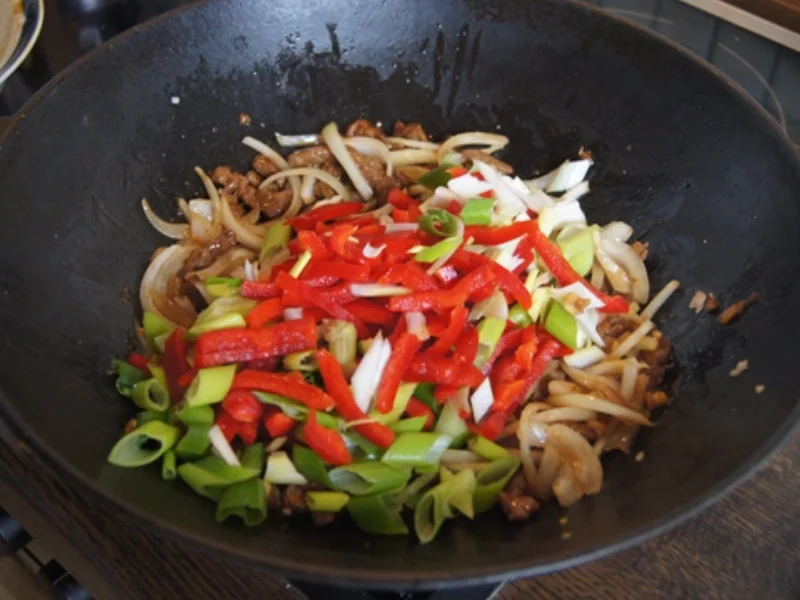 Gebratener Reis mit Ei und Rindfleisch mit Paprika-streifen und Zwiebeln im Wok - Rezept - Bild Nr. 18