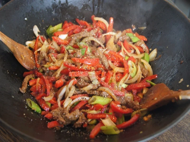 Gebratener Reis mit Ei und Rindfleisch mit Paprika-streifen und Zwiebeln im Wok - Rezept - Bild Nr. 22