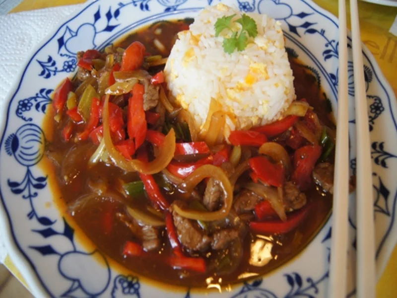 Gebratener Reis mit Ei und Rindfleisch mit Paprika-streifen und Zwiebeln im Wok - Rezept - Bild Nr. 21