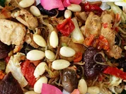 Gebratene Glasnudeln mit Schweinefleisch, Pilzen und Mandeln - Rezept - Bild Nr. 2