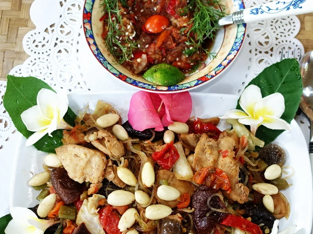 Gebratene Glasnudeln mit Schweinefleisch, Pilzen und Mandeln - Rezept - Bild Nr. 9409