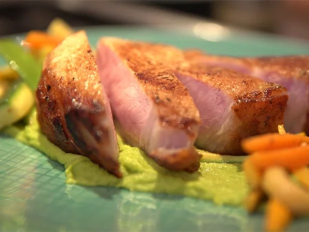 Rezept: Tomahawk vom Duroc auf Erbsen-Wasabi Püree mit Marktgemüse Bild Nr. 2 Tomahawk vom Duroc auf Erbsen-Wasabi Püree mit Marktgemüse - Rezept - Bild Nr. 2