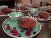 Schokotarte von der Steirischen Schokolade mit hausgemachtem Himbeer-Eis - Rezept - Bild Nr. 2