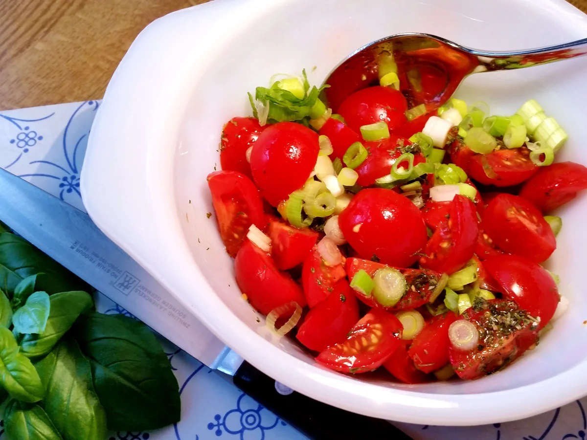Kirschtomaten mit Basilikum und Frühlingszwiebeln - Rezept - Bild Nr. 9492