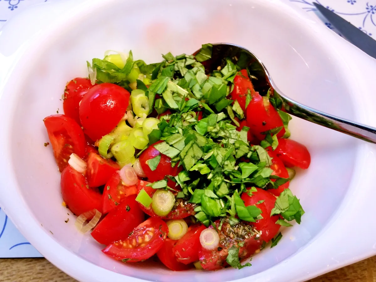 Kirschtomaten mit Basilikum und Frühlingszwiebeln - Rezept - Bild Nr. 9494