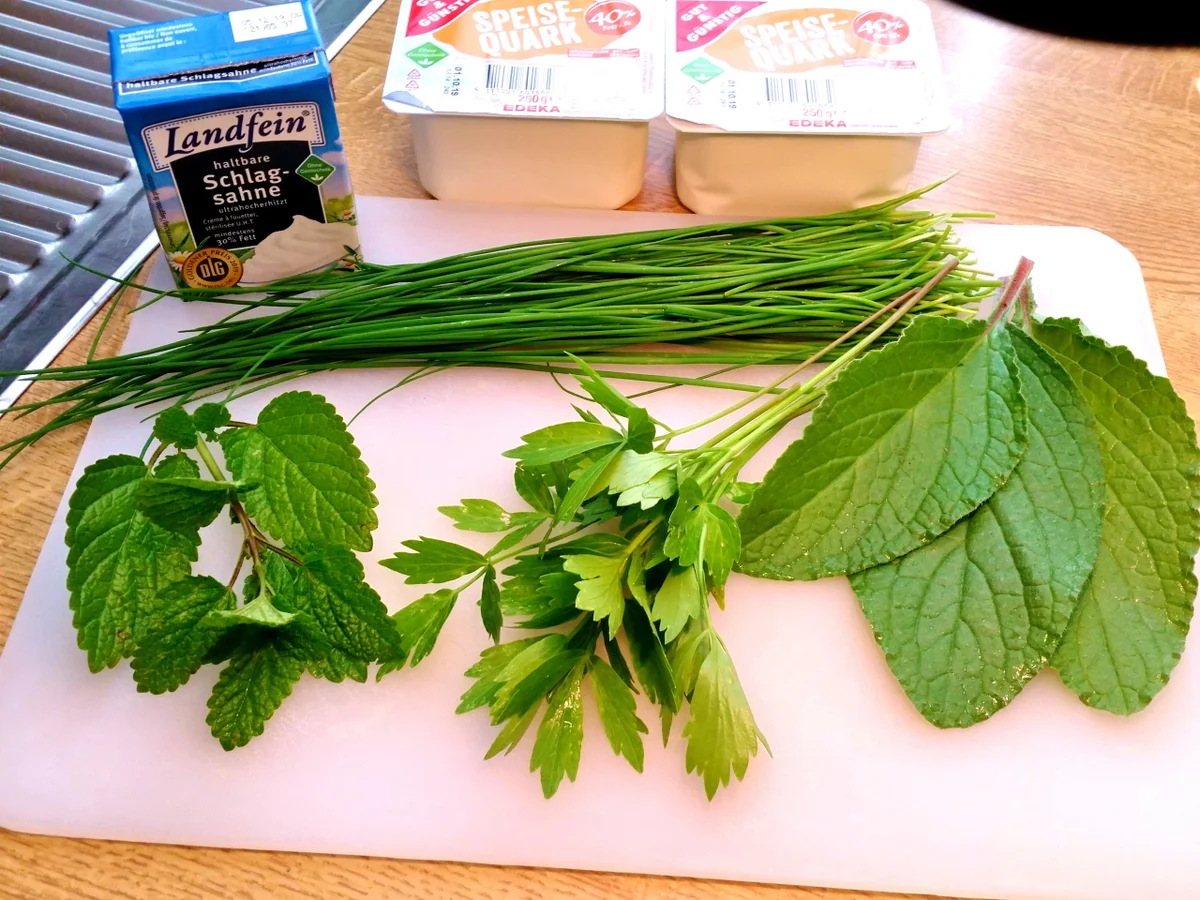 Dip aus frischen Gartenkräutern mit Pellkartoffeln - Rezept - Bild Nr. 3