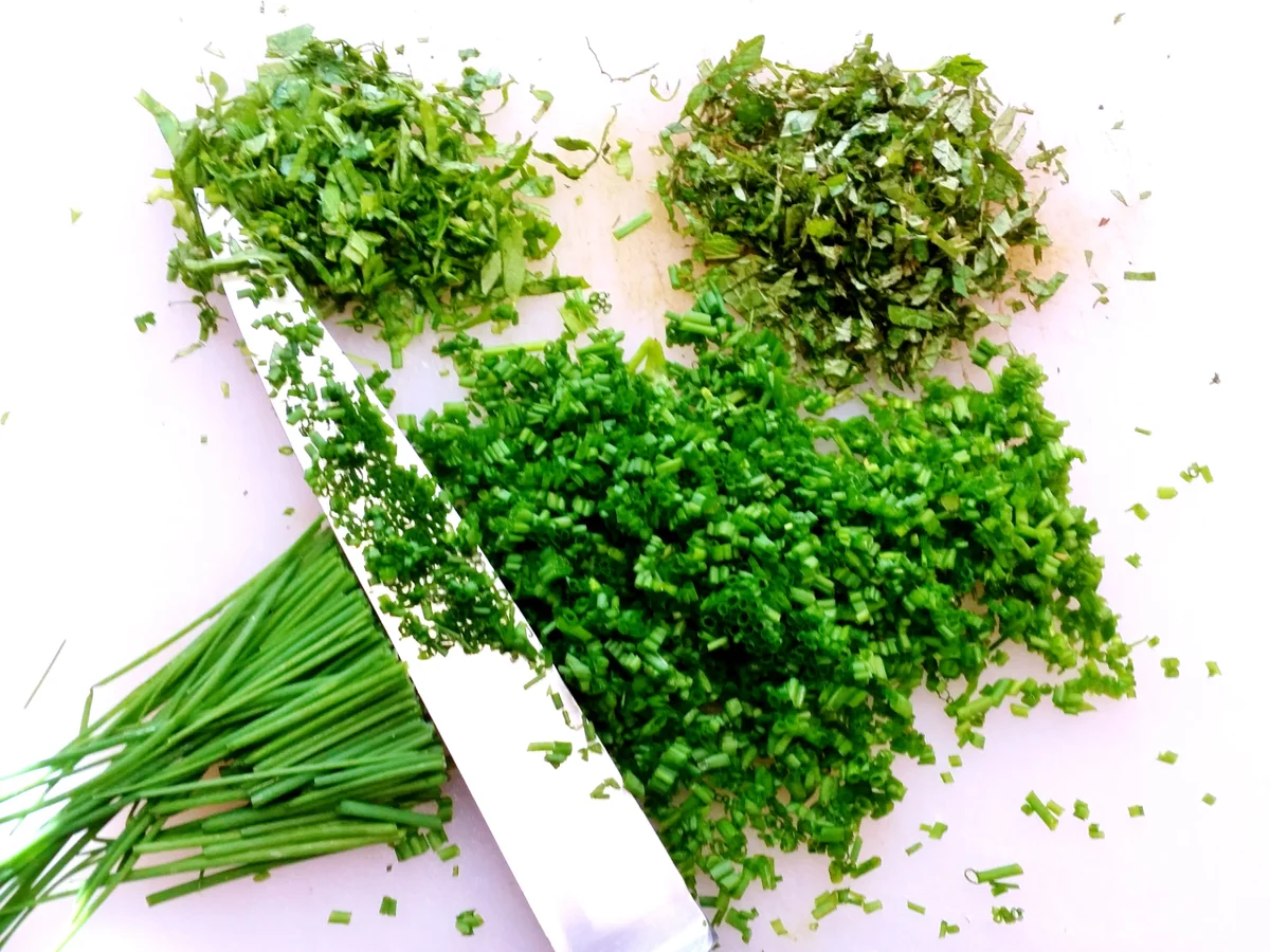 Dip aus frischen Gartenkräutern mit Pellkartoffeln - Rezept - Bild Nr. 4