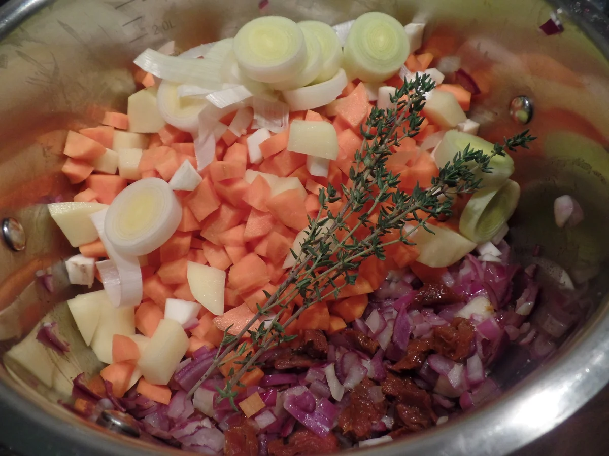 Ribollita mit Thymian-Knoblauch -Croutons - Rezept - Bild Nr. 9505