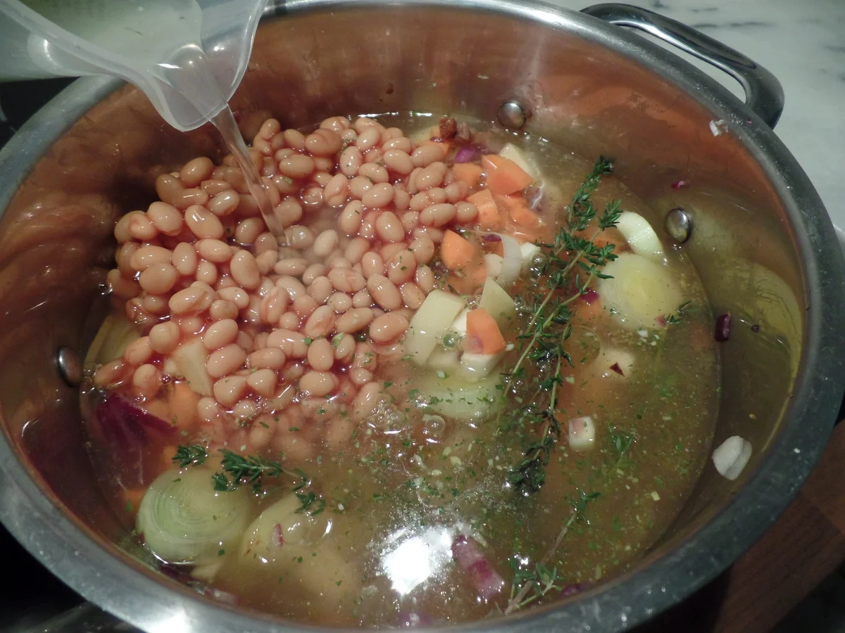 Ribollita mit Thymian-Knoblauch -Croutons - Rezept - Bild Nr. 9506