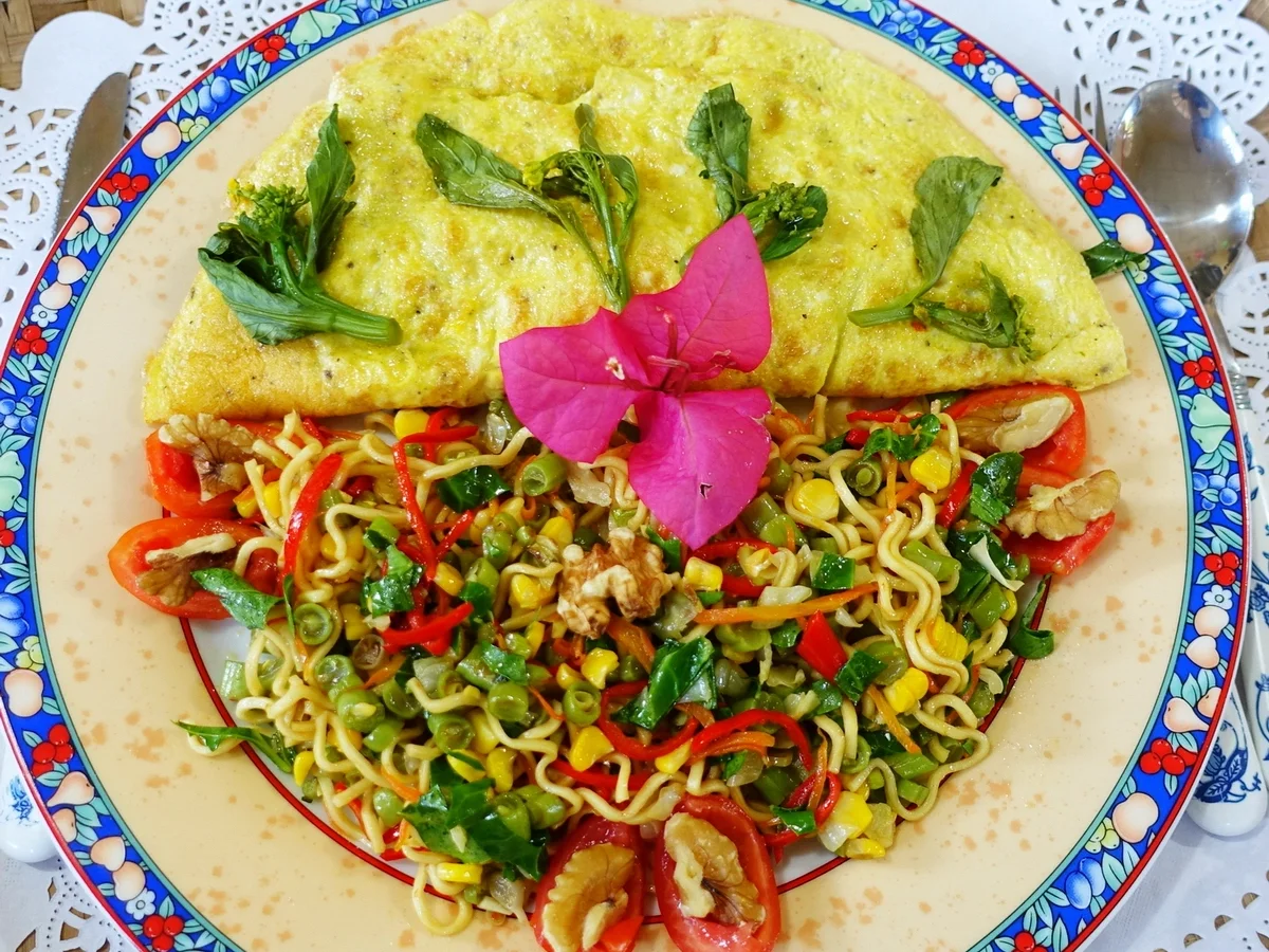 Pilzomelette mit bunten Nudeln - Rezept - Bild Nr. 2