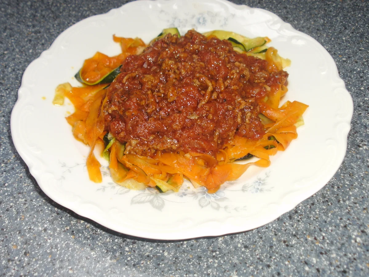 Rezept: Gemüsenudeln mit Bolognesesoße Bild Nr. 2 Gemüsenudeln mit Bolognesesoße - Rezept - Bild Nr. 2