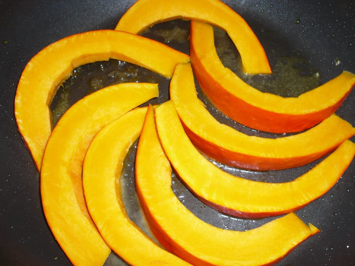 Rezept: Gebratener Kürbis mit Feldsalat Bild Nr. 5 Gebratener Kürbis mit Feldsalat - Rezept - Bild Nr. 5