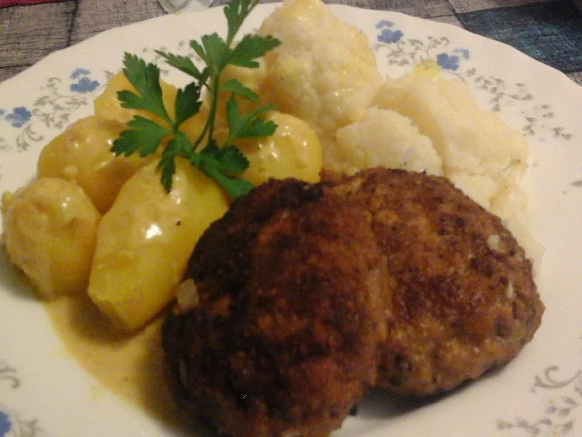 Champignonbuletten mit Rahmsauce, Blumenkohl und Pellkartoffeldrillingen - Rezept - Bild Nr. 2
