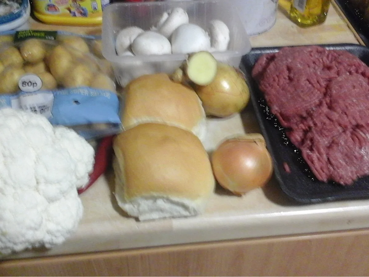 Champignonbuletten mit Rahmsauce, Blumenkohl und Pellkartoffeldrillingen - Rezept - Bild Nr. 3