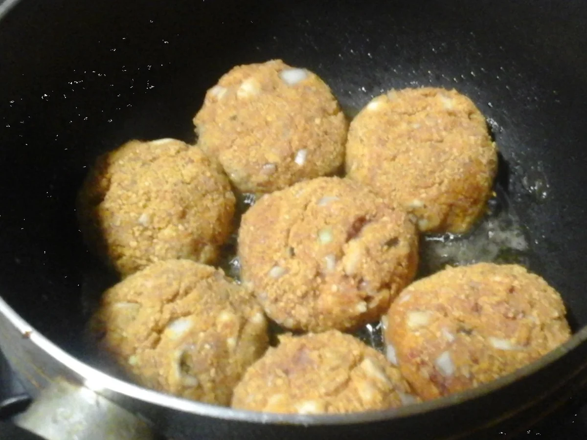 Champignonbuletten mit Rahmsauce, Blumenkohl und Pellkartoffeldrillingen - Rezept - Bild Nr. 7