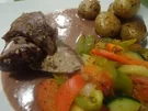 Lammkeule mit Gemüse und Rosmarin-Drillingen - Rezept - Bild Nr. 9536