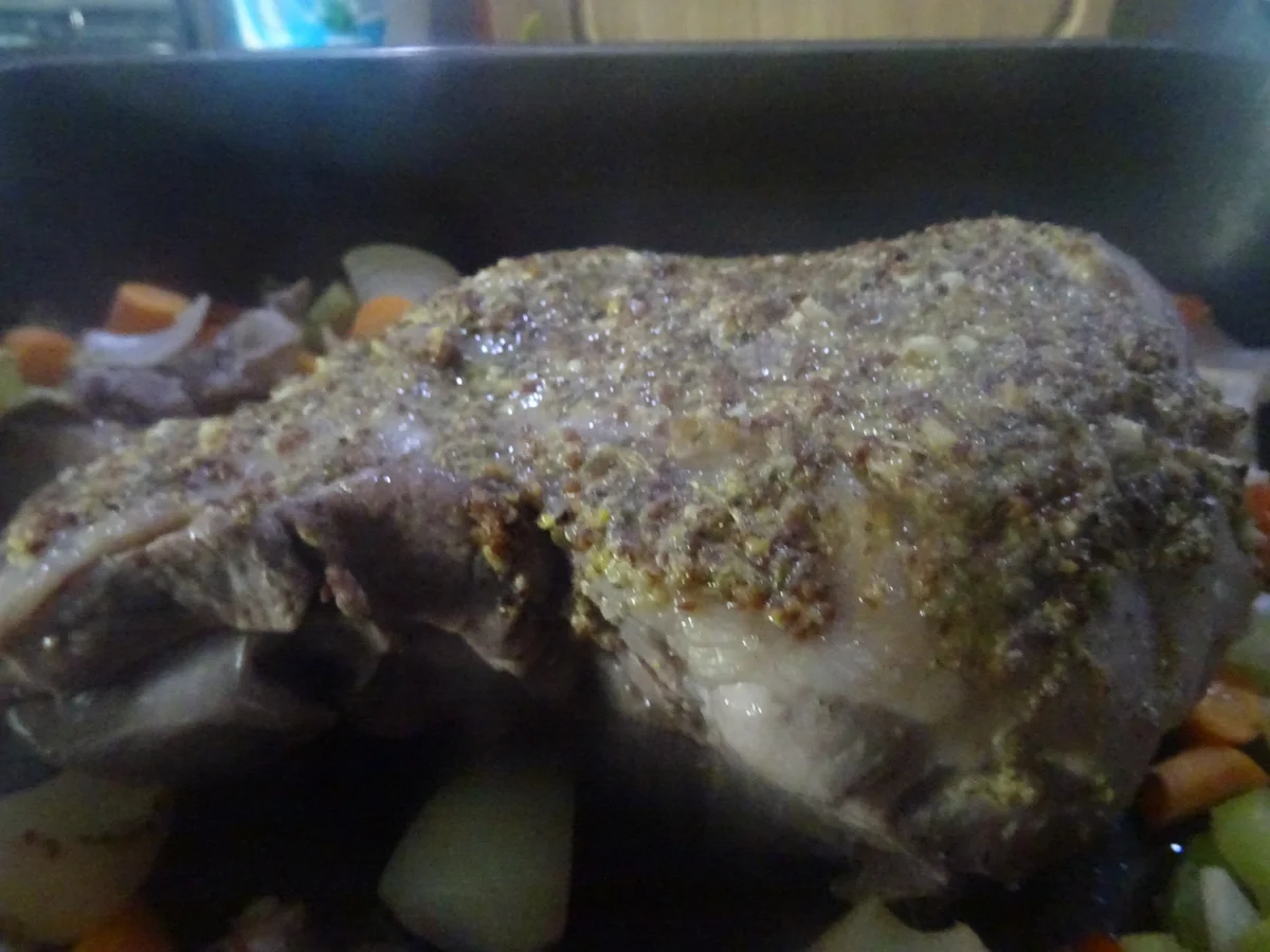 Lammkeule mit Gemüse und Rosmarin-Drillingen - Rezept - Bild Nr. 9537