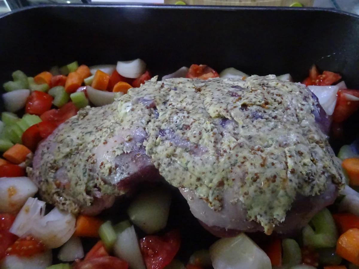 Lammkeule mit Gemüse und Rosmarin-Drillingen - Rezept - Bild Nr. 9538