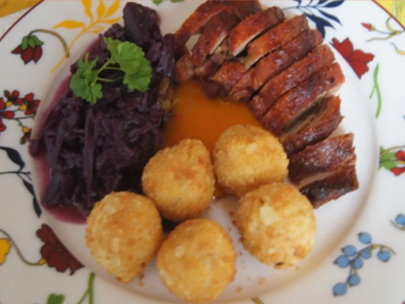 Rezept: Knusper-Ente mit Mandelbällchen und Ananas-Mango-Rotkohl Bild Nr. 2 Knusper-Ente mit Mandelbällchen und Ananas-Mango-Rotkohl - Rezept - Bild Nr. 2