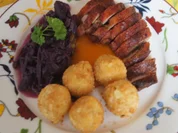 Knusper-Ente mit Mandelbällchen und Ananas-Mango-Rotkohl - Rezept - Bild Nr. 2