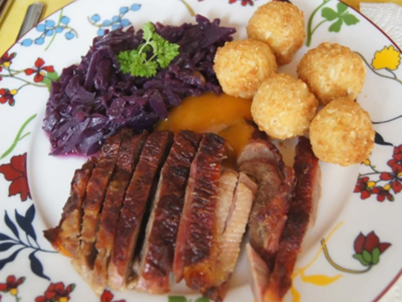 Rezept: Knusper-Ente mit Mandelbällchen und Ananas-Mango-Rotkohl Bild Nr. 8 Knusper-Ente mit Mandelbällchen und Ananas-Mango-Rotkohl - Rezept - Bild Nr. 8