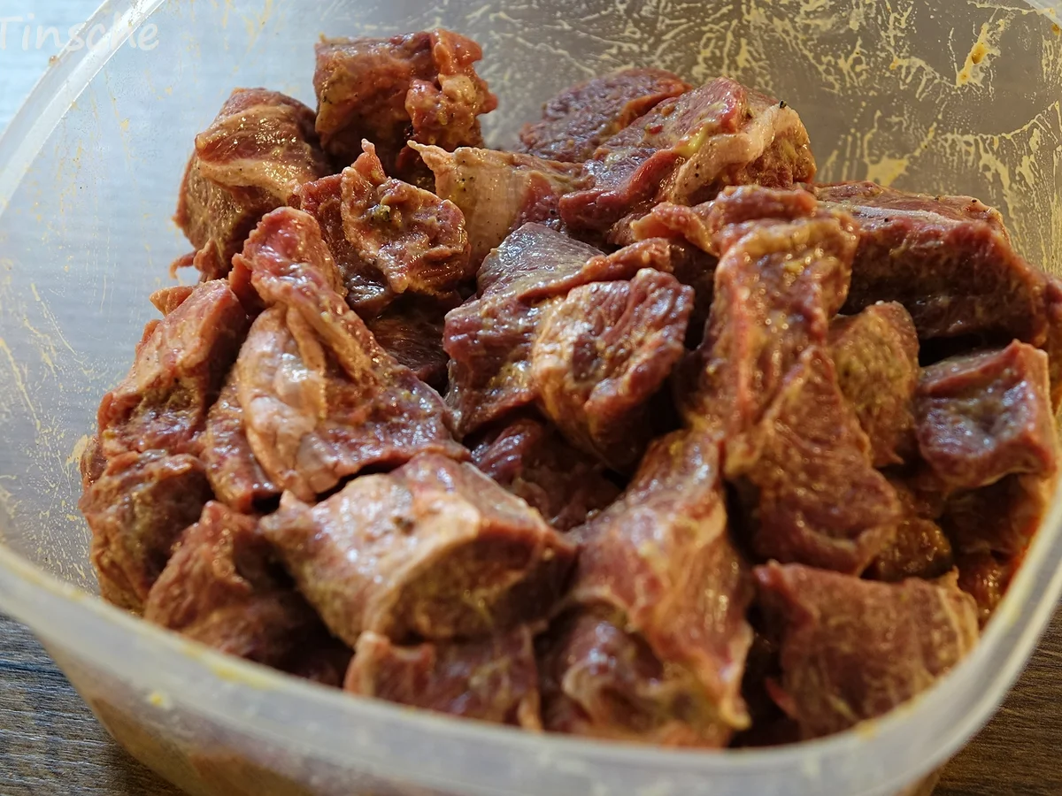 Rezept: Ochsenbäckchengulasch in Champignon-Morchelrahm Bild Nr. 2 Ochsenbäckchengulasch in Champignon-Morchelrahm - Rezept - Bild Nr. 2