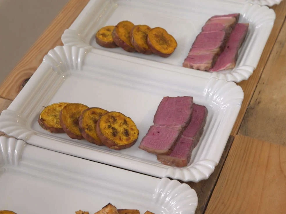 Rezept: Tomahawk-Steak mit gerösteten Süßkartoffelscheiben, Korianderpesto, Chimichurri Bild Nr. 2 Tomahawk-Steak mit gerösteten Süßkartoffelscheiben, Korianderpesto, Chimichurri - Rezept - Bild Nr. 2