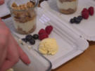 Apple-Crumble im Glas mit Vanille Eis - Rezept - Bild Nr. 2