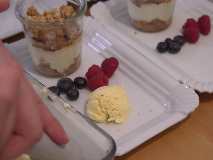 Apple Crumble im Glas mit Vanille Eis - einfach - von Das perfekte Dinner