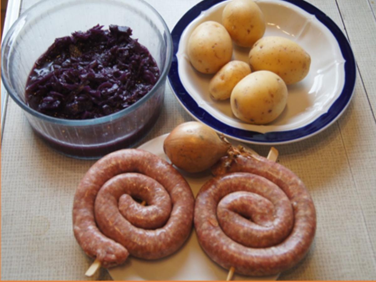 Fränkische Bratwurstschnecke mit Röstzwiebeln, Kartoffelstampf und Ananas-Mango-Rotkohl - Rezept - Bild Nr. 3