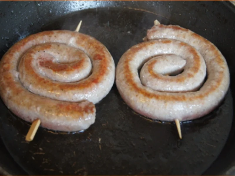 Rezept: Fränkische Bratwurstschnecke mit Röstzwiebeln, Kartoffelstampf und Ananas-Mango-Rotkohl Bild Nr. 5 Fränkische Bratwurstschnecke mit Röstzwiebeln, Kartoffelstampf und Ananas-Mango-Rotkohl - Rezept - Bild Nr. 5