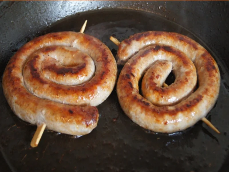 Rezept: Fränkische Bratwurstschnecke mit Röstzwiebeln, Kartoffelstampf und Ananas-Mango-Rotkohl Bild Nr. 6 Fränkische Bratwurstschnecke mit Röstzwiebeln, Kartoffelstampf und Ananas-Mango-Rotkohl - Rezept - Bild Nr. 6