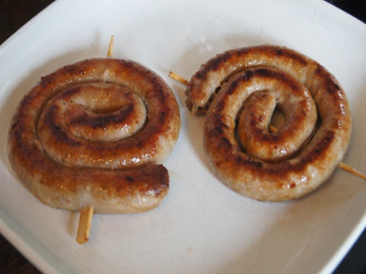 Fränkische Bratwurstschnecke mit Röstzwiebeln, Kartoffelstampf und Ananas-Mango-Rotkohl - Rezept - Bild Nr. 7