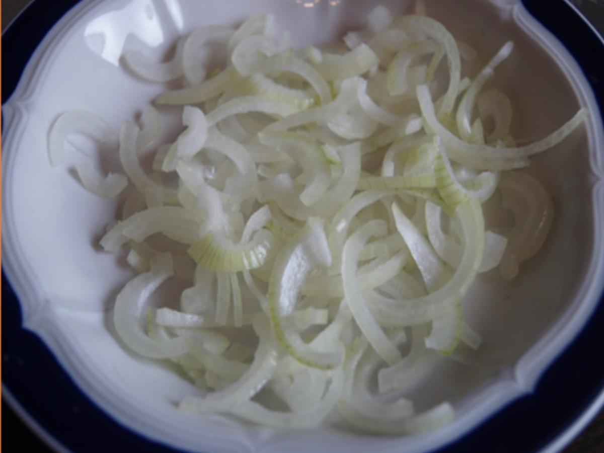 Fränkische Bratwurstschnecke mit Röstzwiebeln, Kartoffelstampf und Ananas-Mango-Rotkohl - Rezept - Bild Nr. 8