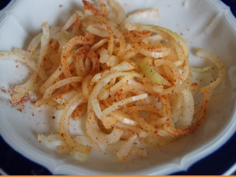 Rezept: Fränkische Bratwurstschnecke mit Röstzwiebeln, Kartoffelstampf und Ananas-Mango-Rotkohl Bild Nr. 9 Fränkische Bratwurstschnecke mit Röstzwiebeln, Kartoffelstampf und Ananas-Mango-Rotkohl - Rezept - Bild Nr. 9