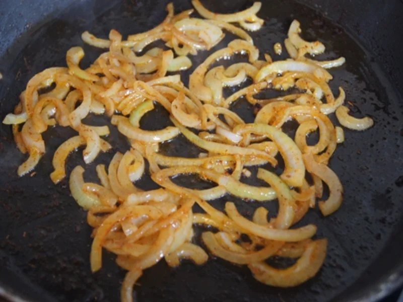 Rezept: Fränkische Bratwurstschnecke mit Röstzwiebeln, Kartoffelstampf und Ananas-Mango-Rotkohl Bild Nr. 10 Fränkische Bratwurstschnecke mit Röstzwiebeln, Kartoffelstampf und Ananas-Mango-Rotkohl - Rezept - Bild Nr. 10