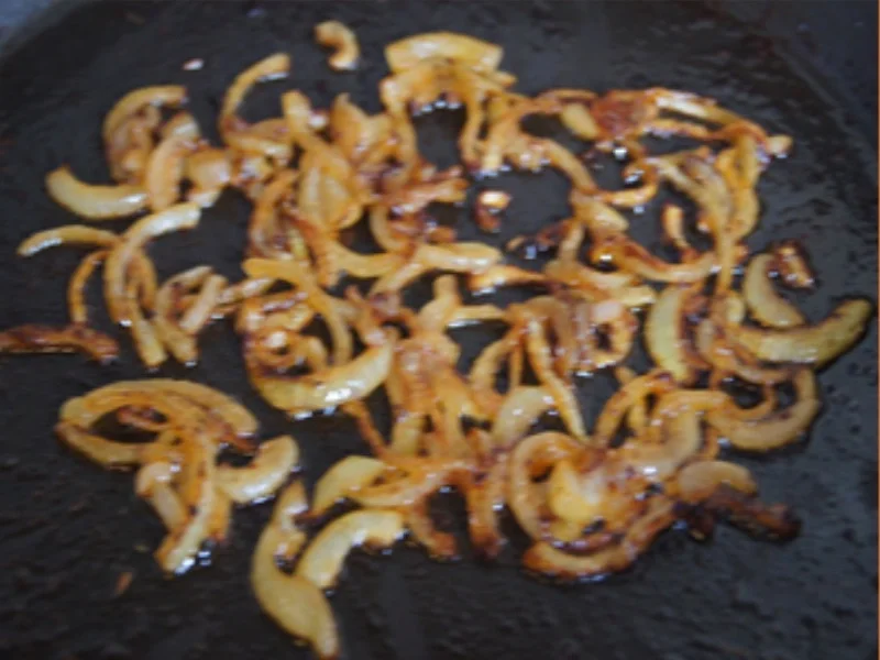 Rezept: Fränkische Bratwurstschnecke mit Röstzwiebeln, Kartoffelstampf und Ananas-Mango-Rotkohl Bild Nr. 11 Fränkische Bratwurstschnecke mit Röstzwiebeln, Kartoffelstampf und Ananas-Mango-Rotkohl - Rezept - Bild Nr. 11