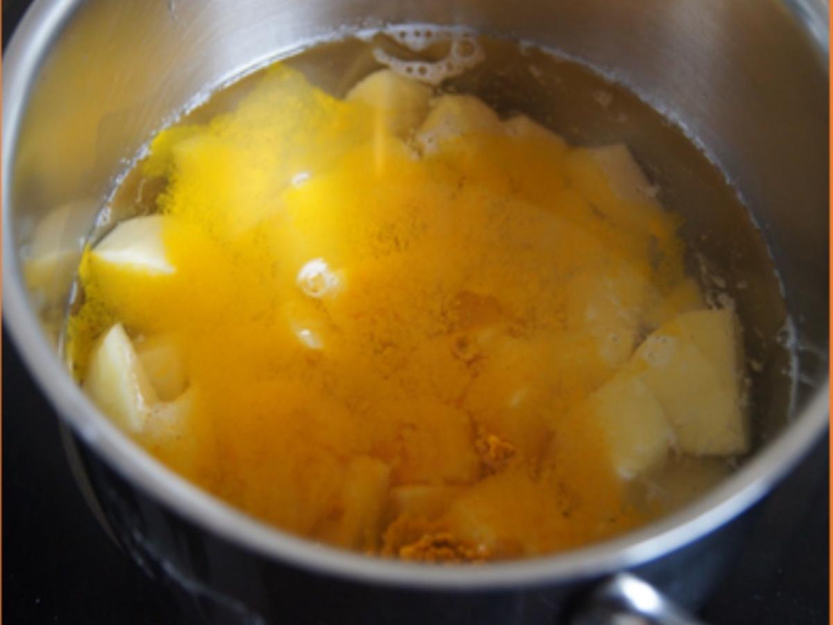 Fränkische Bratwurstschnecke mit Röstzwiebeln, Kartoffelstampf und Ananas-Mango-Rotkohl - Rezept - Bild Nr. 13