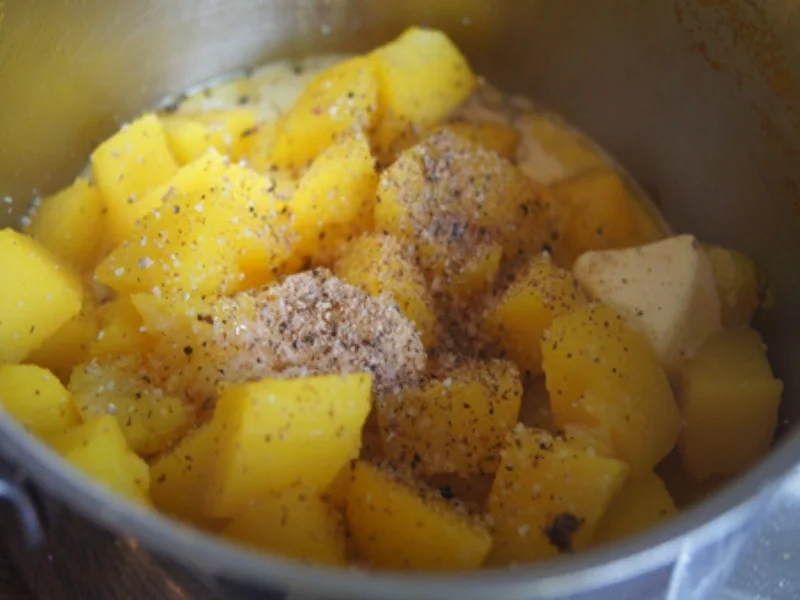 Rezept: Fränkische Bratwurstschnecke mit Röstzwiebeln, Kartoffelstampf und Ananas-Mango-Rotkohl Bild Nr. 14 Fränkische Bratwurstschnecke mit Röstzwiebeln, Kartoffelstampf und Ananas-Mango-Rotkohl - Rezept - Bild Nr. 14