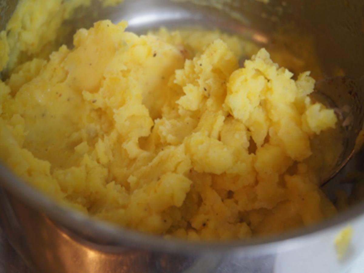 Fränkische Bratwurstschnecke mit Röstzwiebeln, Kartoffelstampf und Ananas-Mango-Rotkohl - Rezept - Bild Nr. 15