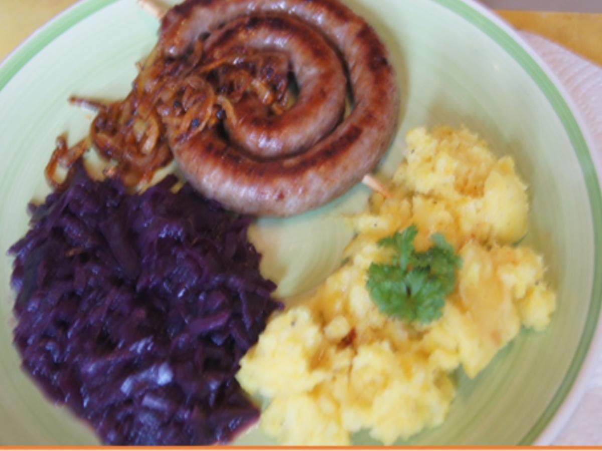 Fränkische Bratwurstschnecke mit Röstzwiebeln, Kartoffelstampf und Ananas-Mango-Rotkohl - Rezept - Bild Nr. 16