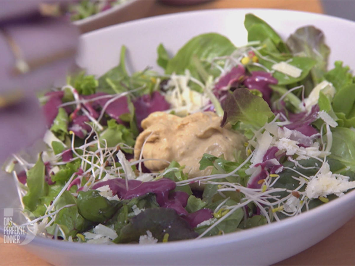 Pfifferling-Steinpilz-Mousse auf Rote-Bete-Carpaccio im Salatbett mit ...