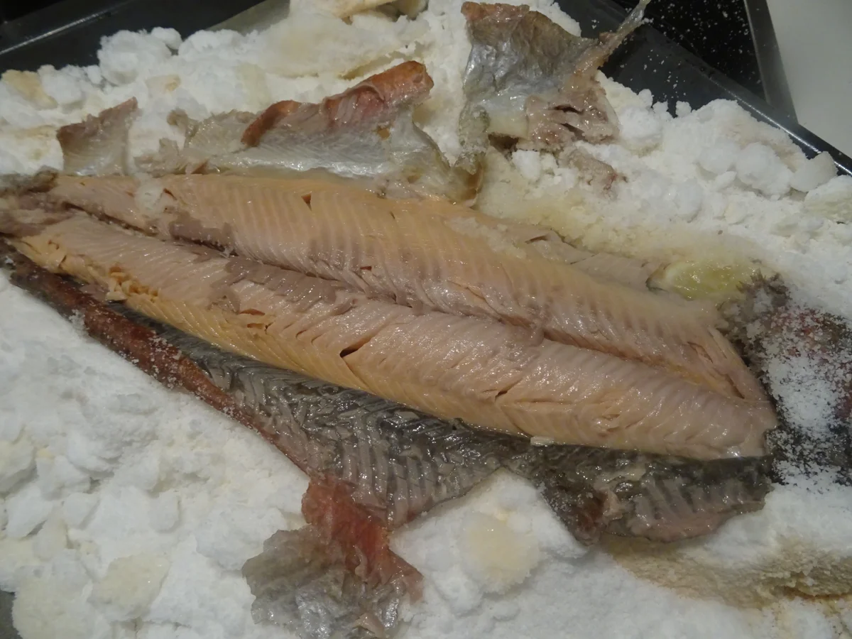 Lachsforelle XXL im Salzmantel mit Kartoffel-Gurkensalat und Dill-Schmand-Dip - Rezept - Bild Nr. 3