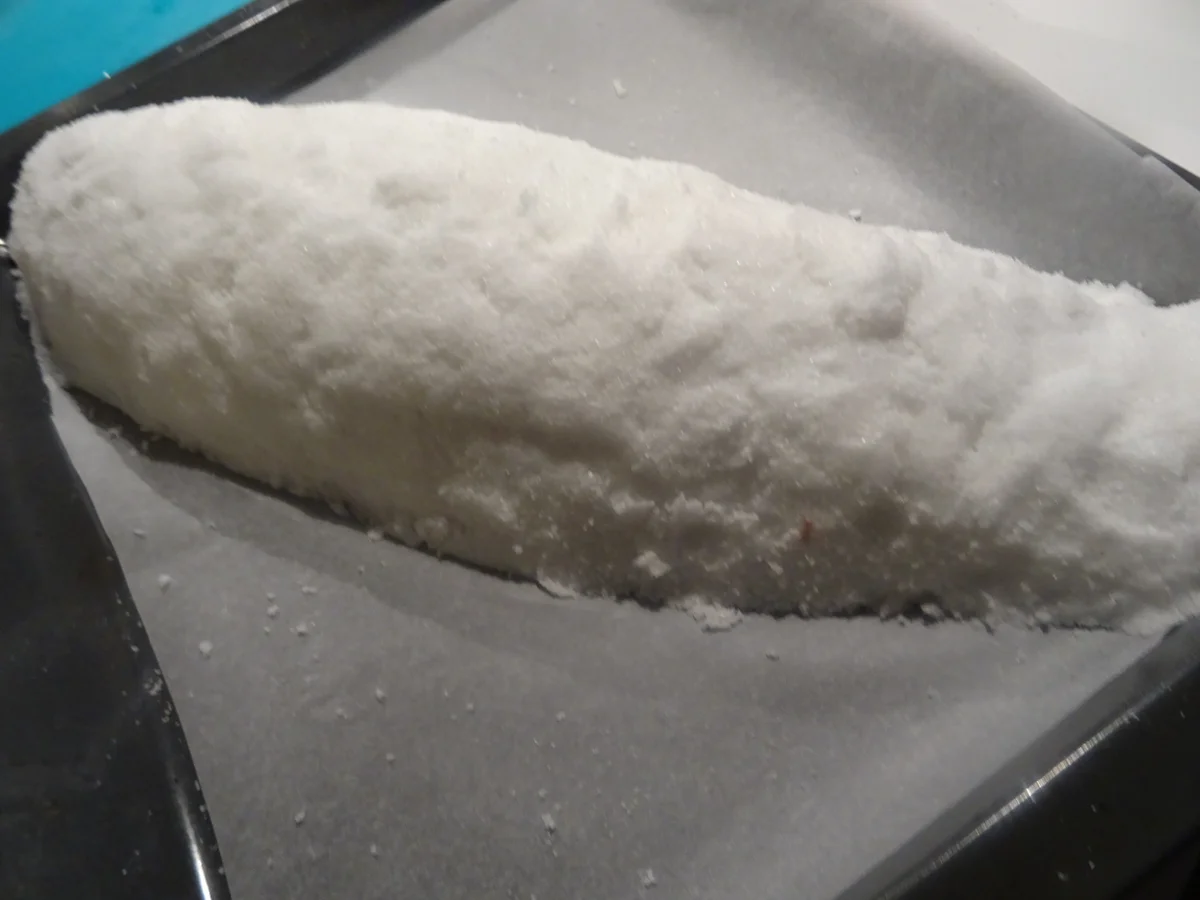 Lachsforelle XXL im Salzmantel mit Kartoffel-Gurkensalat und Dill-Schmand-Dip - Rezept - Bild Nr. 5