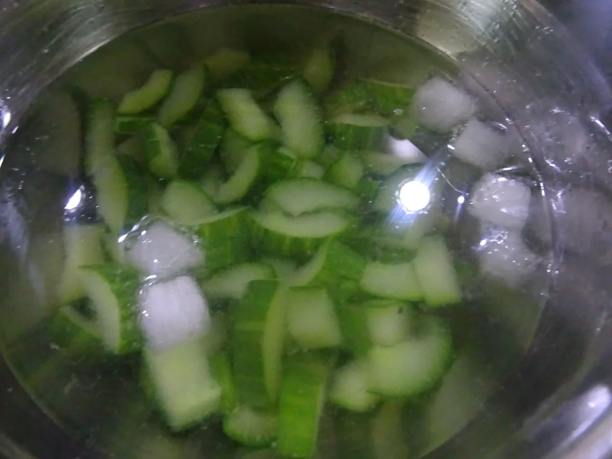 Lachsforelle XXL im Salzmantel mit Kartoffel-Gurkensalat und Dill-Schmand-Dip - Rezept - Bild Nr. 7