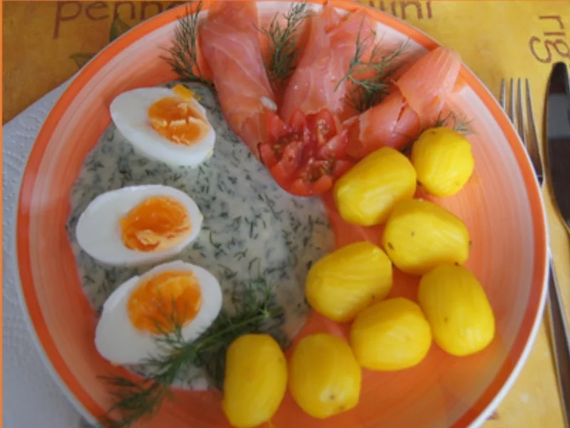 Rezept: Gekochte Eier in Dillsauce mit geräucherten Lachs und Drillingen Bild Nr. 13 Gekochte Eier in Dillsauce mit geräucherten Lachs und Drillingen - Rezept - Bild Nr. 13