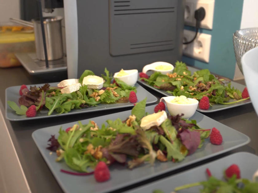 Wildkräutersalat mit Himbeeren, Walnüssen und geschmolzenen Ziegenkäse ...