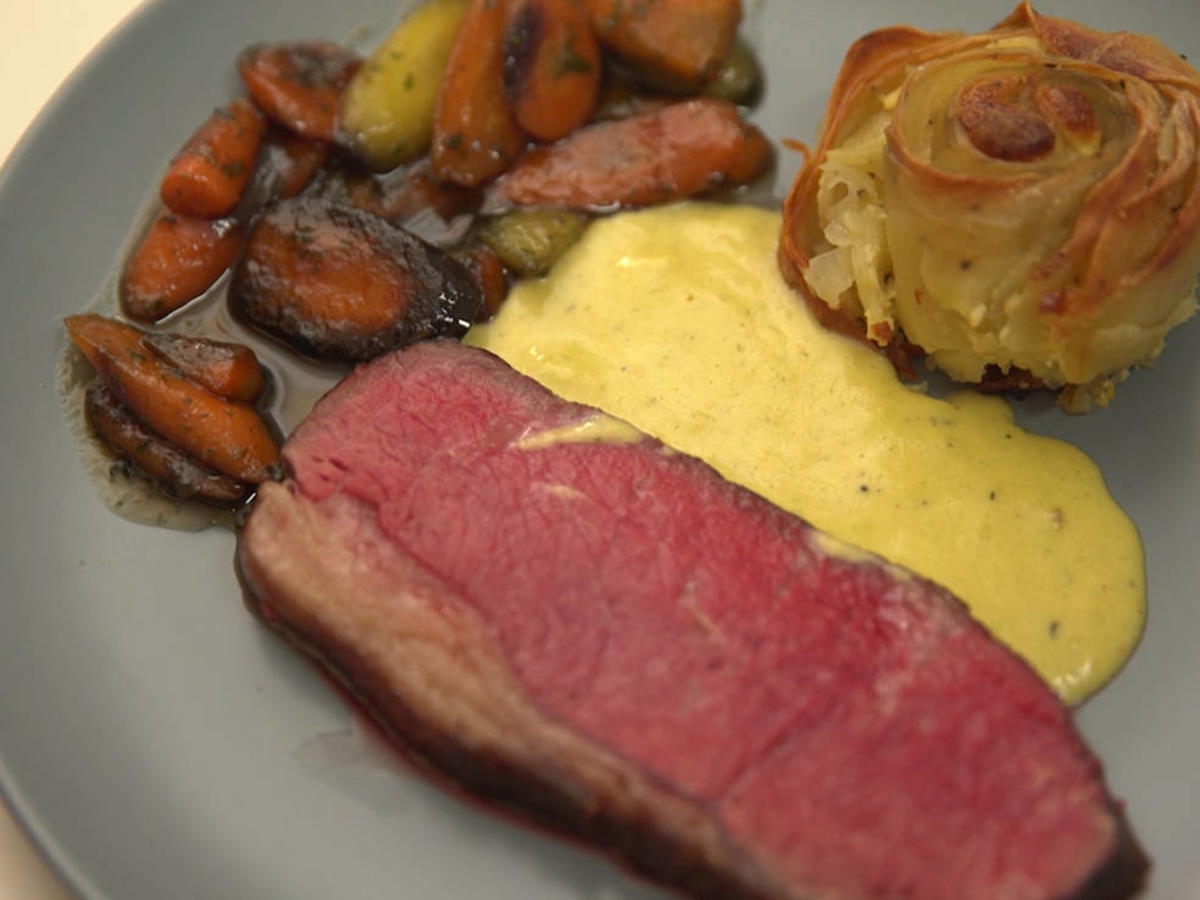 Sous Vide gegartes Roastbeef mit Sauce Bernaise, Kartoffelrose und ...