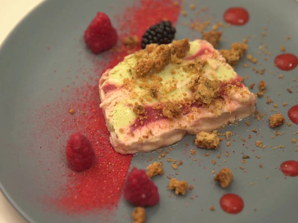 Erdbeer-Avocado-Eisparfait mit Rosmarin Crumble - Rezept - Bild Nr. 2