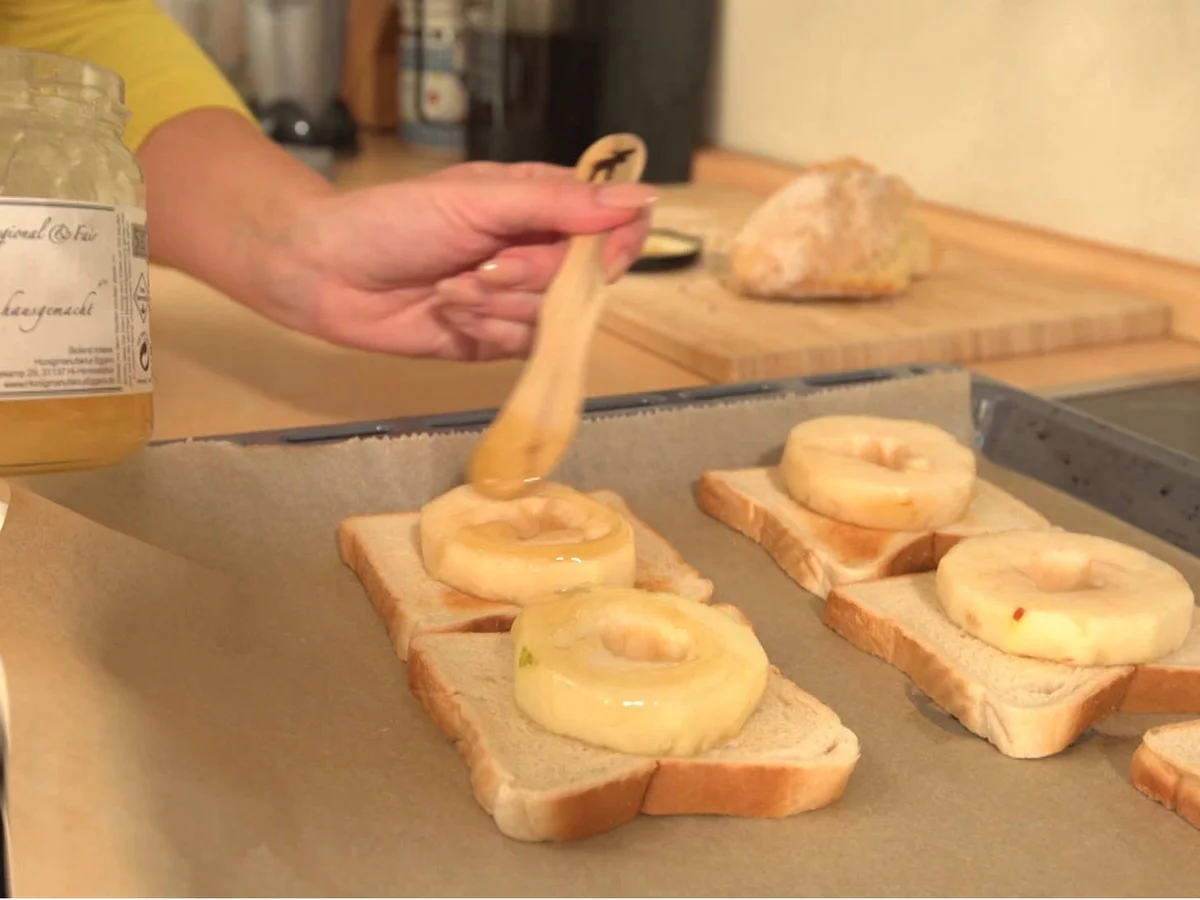 Zickiges Birnentürmchen neben scharfem Paprika Tomatensüppchen - Rezept - Bild Nr. 2